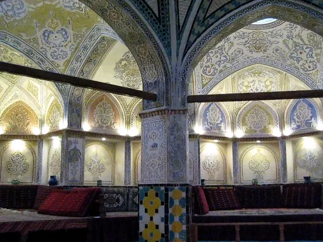 Çinili kubbesiyle hamam içi — Harbiye, Masaj Salonun