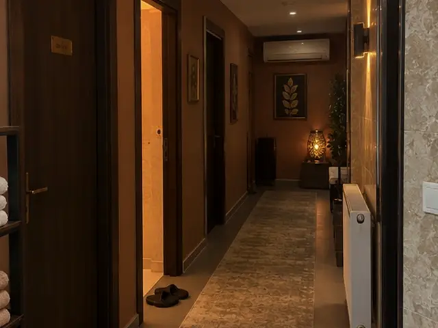 Havlu rafı ve terlikleriyle salon koridoru — Harbiye, Masaj Salonun